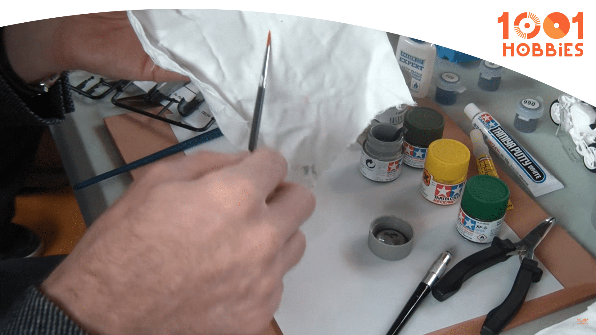 Peinture acrylique : comment nettoyer vos outils à l’eau